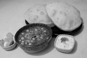 Chole Bhature (2 bhature)