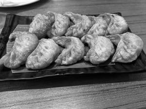 Pan Fried Chicken Momos (6 Pcs)
