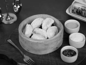 Classic chicken momos