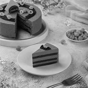 Signature Eggless Crunchy Cake