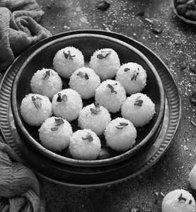 Plain Nariyal Laddu( 1 piece)