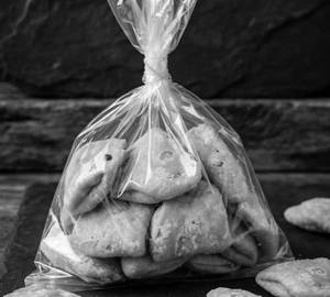 Tikoni Mathri (200 Gm)