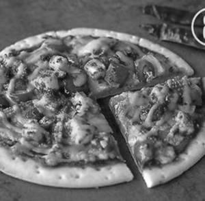 Indian Achari Paneer Pizza