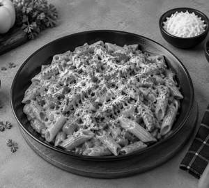 Red sauce mix chicken pasta .