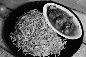 Veg Noodles With Chilli Chicken