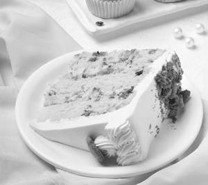MILK & COOKIE CAKE SLICE