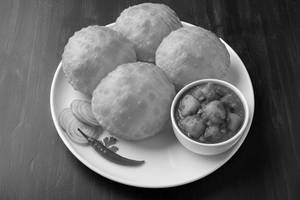 4 Poori with Aloo Dum