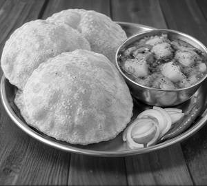 Puri Vth Matar Sabji With Chutney
