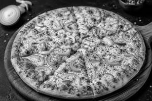 Achari Onion Pizza