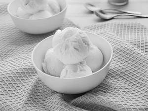 Vanilla ice cream (no added sugar)