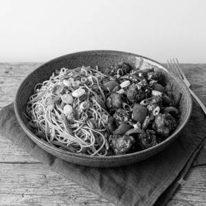 Veg Hakka Noodles With Chicken Manchurian ( 4 pc )