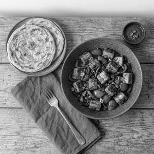 Paratha (2pc) With Chilli Paneer gravy ( 4 pc )