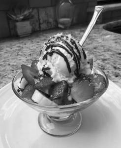Banana strawberry sundae mini (110  gram)