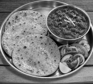 3 Ghee Tawa Roti With Rajma