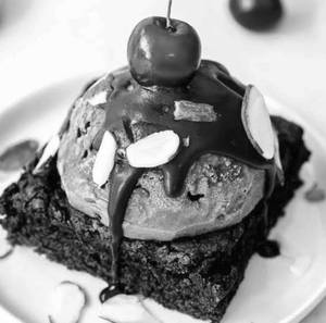 Brownie with chocolate sauce sundae mini (70 gram)