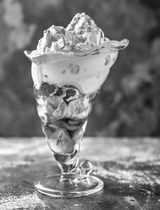 Tutty fruity special sundae regular (210 gram)