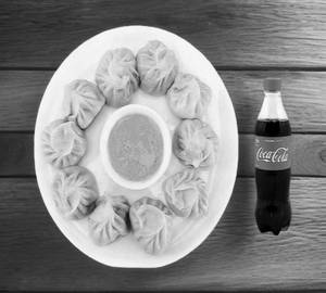 Chicken steamed momos and coke