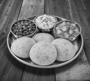 Kala Chana, Aloo Tamatar Sabji, Suji Halwa & 4 Poori