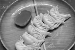 Chicken Schezwan Momos (6 Pieces)