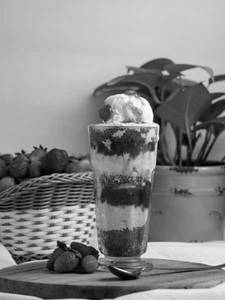 Strawberry banana falooda