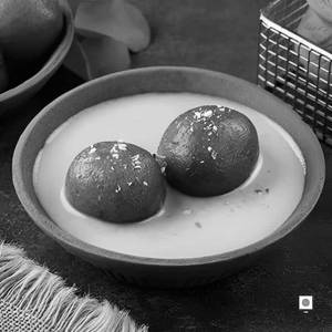 Gulab Jamun With Rabdi