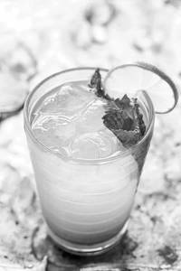 Lime and mint mojito