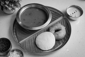 Idli Medu Vada Rassam Dip Combo (1 Idli + 1 Vada)