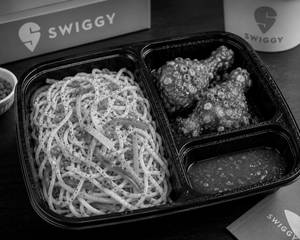 Veg Noodles With Chilli Chicken[2Pcs]