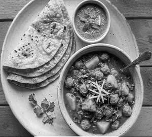 Roti 4pc+Aloo soyabean ki Sabji kheer Bowl 