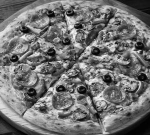 Red paprika pizza