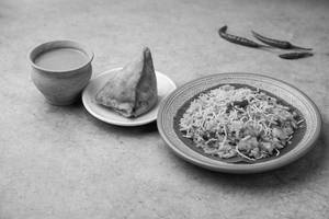 Indori Poha 1plate + Samosa 1pcs + Elaichi Chai  1cup