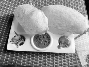 Desi Ghee Chole Bhature [2 Bhature]