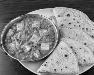 Matar Paneer With 4 Roti