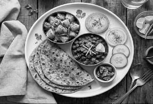 Gujarati Thepla & Curry Combo