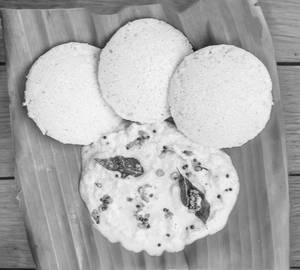Idli with Coconut Chutney