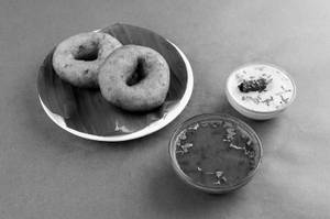 2 Medu Vada