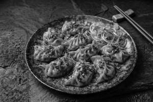 Chicken Momos In Chilli Sauce [Dry] [8 Pcs]