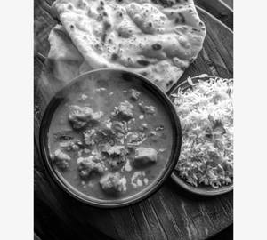 Chicken curry with steamed rice with raita with roti [2 pieces]