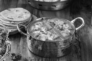 Paneer Butter Masala With Butter Roti - 4 Pcs