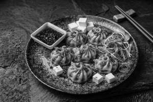 Paneer Momos In Chilli Sauce [Dry] [8 Pcs]