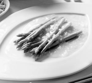 Braised Whole Asparagus with White Garlic Sauce