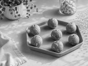 Atta Gond laddu