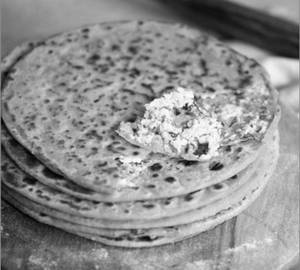 Paneer Paratha And Dahi [2 Pieces]