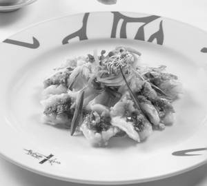 Prawns Steamed With Garlic, Spring Onion And Glass Noodles