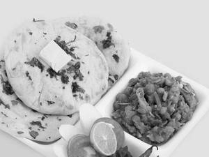 Onion Kulcha with Gravy