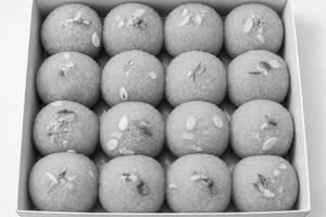 Sada Motichur Ladoo 