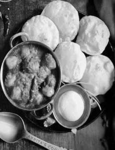 Bengali Luchi Aloo Dum Combo With Rosogolla (4 Pcs)