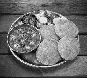 Matar Paneer With 4 Puri