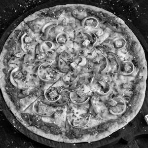 Chilli Paneer Pizza Large - 8 Piece