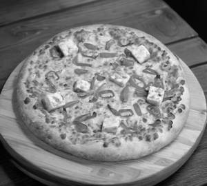 Cheesy Paneer Paprika Pizza